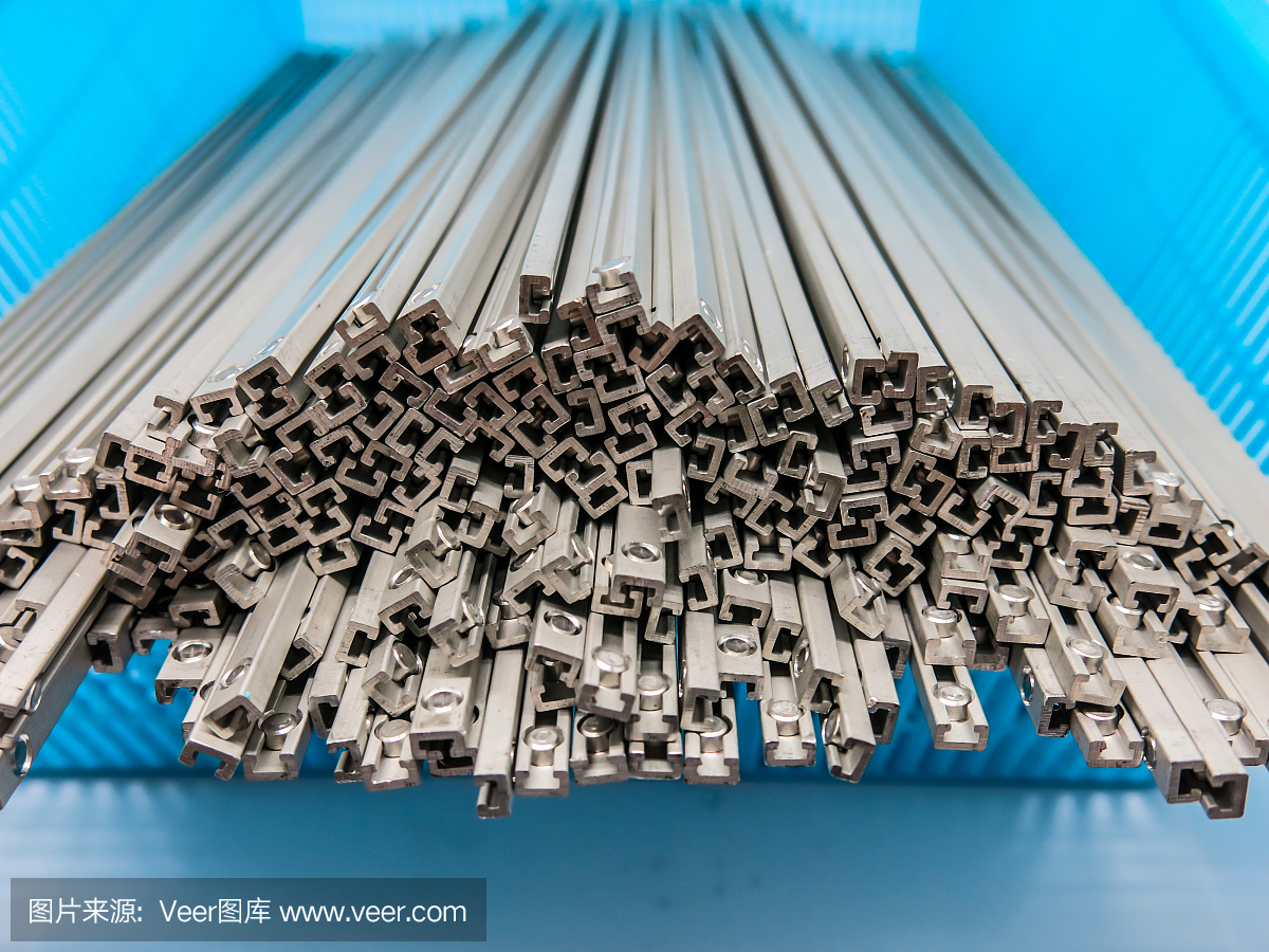 铝是一种原材料,它被轧制成槽,在建筑和工厂中工作。 该行业利用了客户的需求。因此,检查质量控制是必要的。